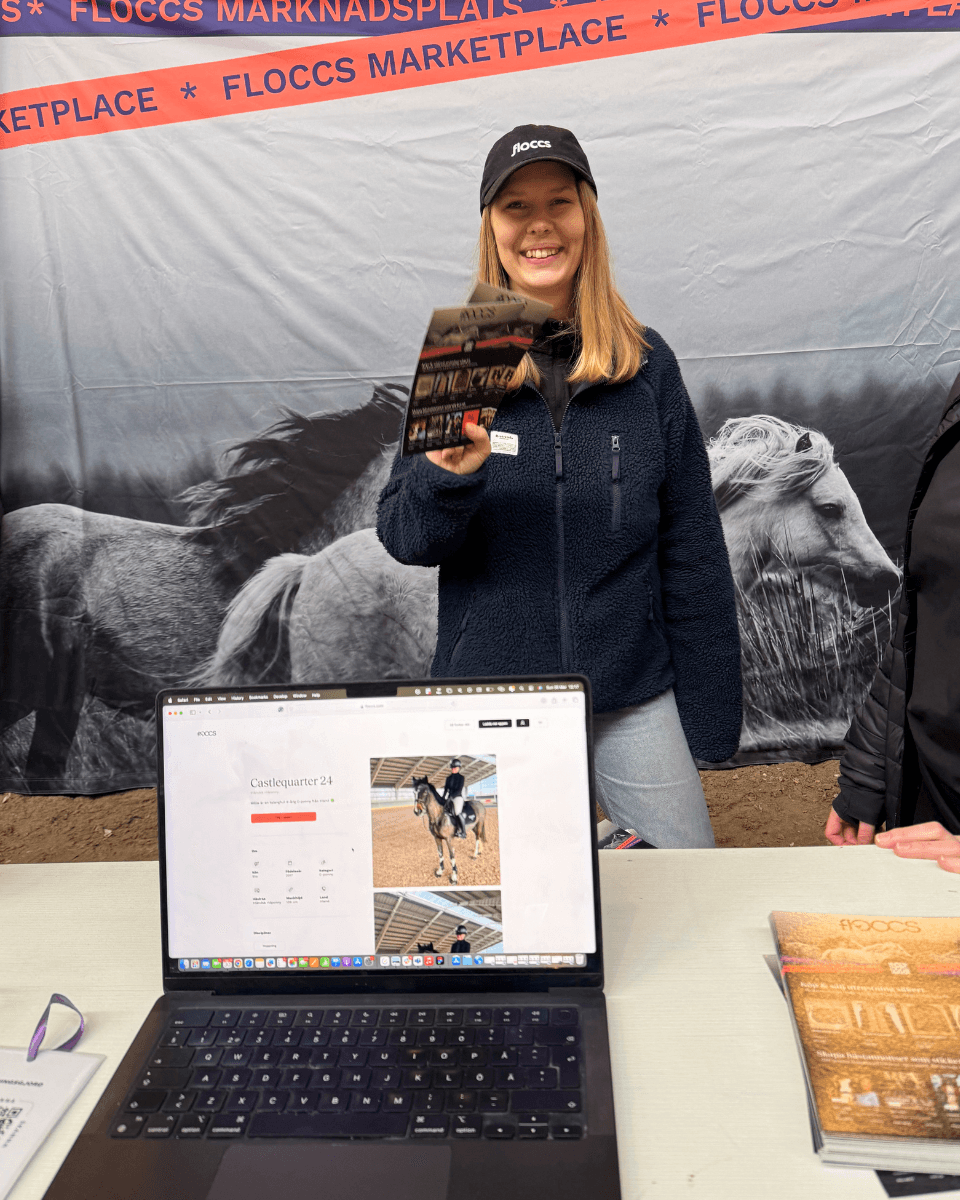 Begagnade täcken, sadlar och ridkläder till salu på hästloppis i Stockholm