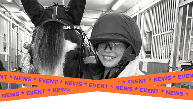 Ellen Hammarström tillsammans med en travhäst i stallet under Hästarnas Mästare – ett av Sveriges största evenemang inom hästsport.