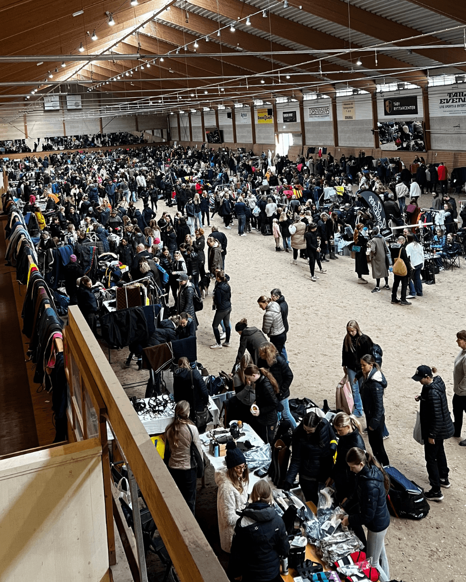 Schabrak, grimmor och ridstövlar till salu second hand på hästloppis i norra Stockholm